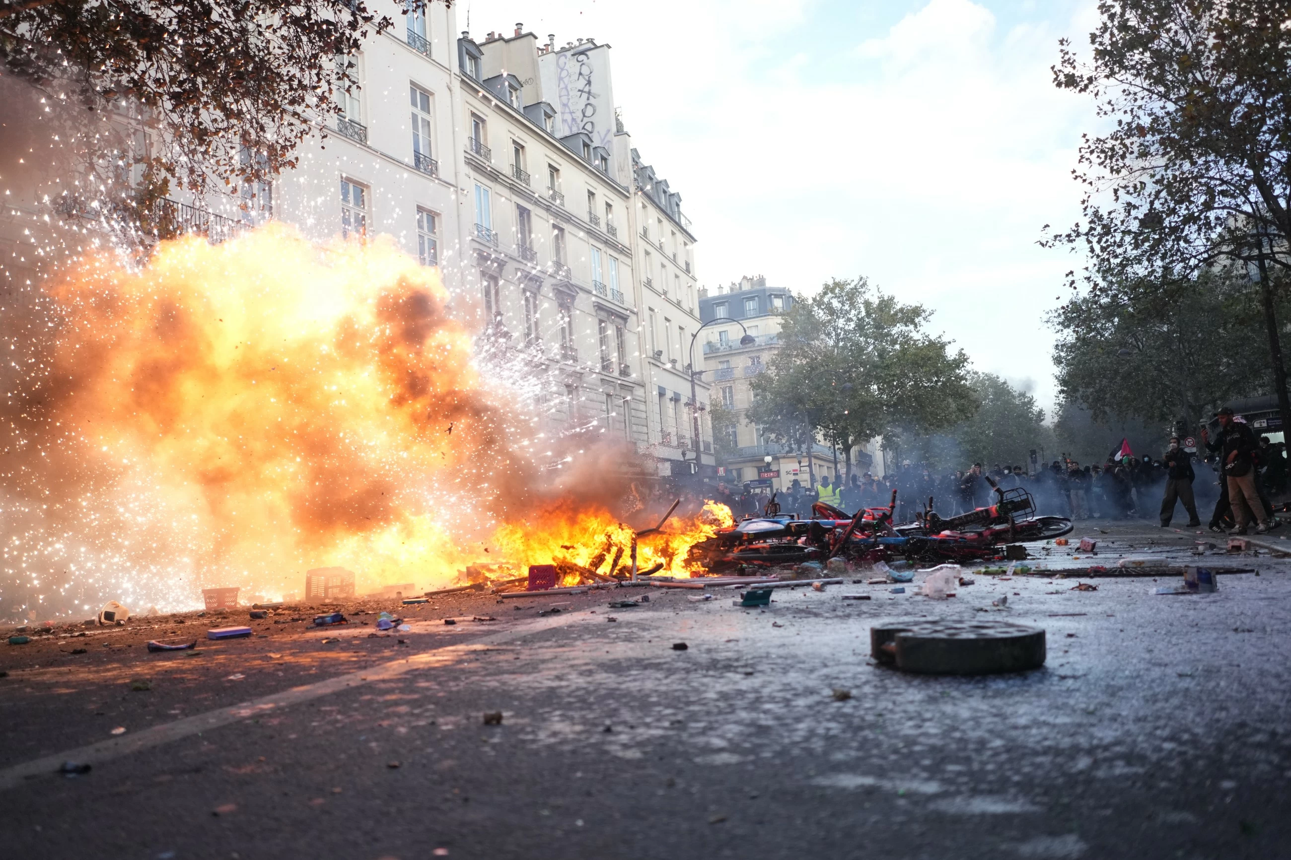 Looting, blazes and clashes in France amid nationwide protests