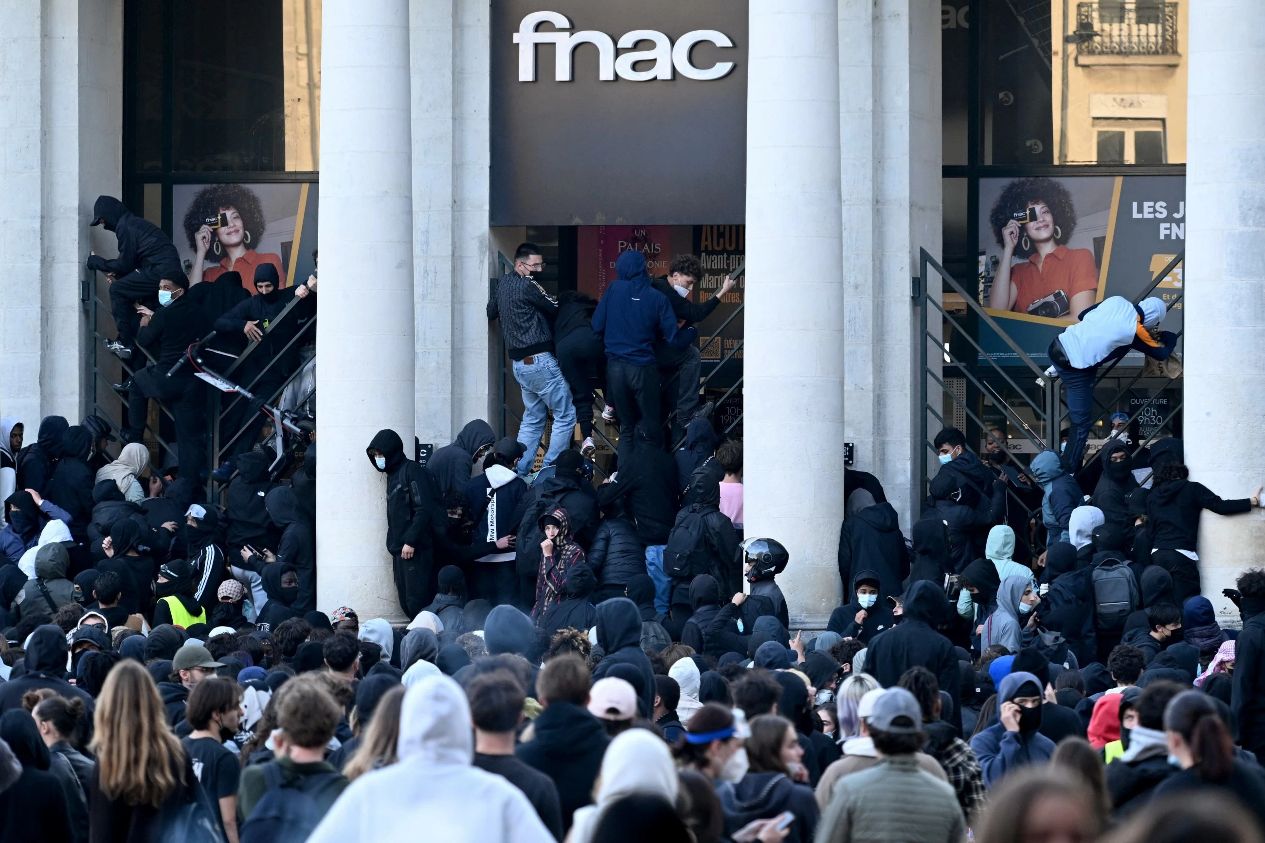 Looting, blazes and clashes in France amid nationwide protests