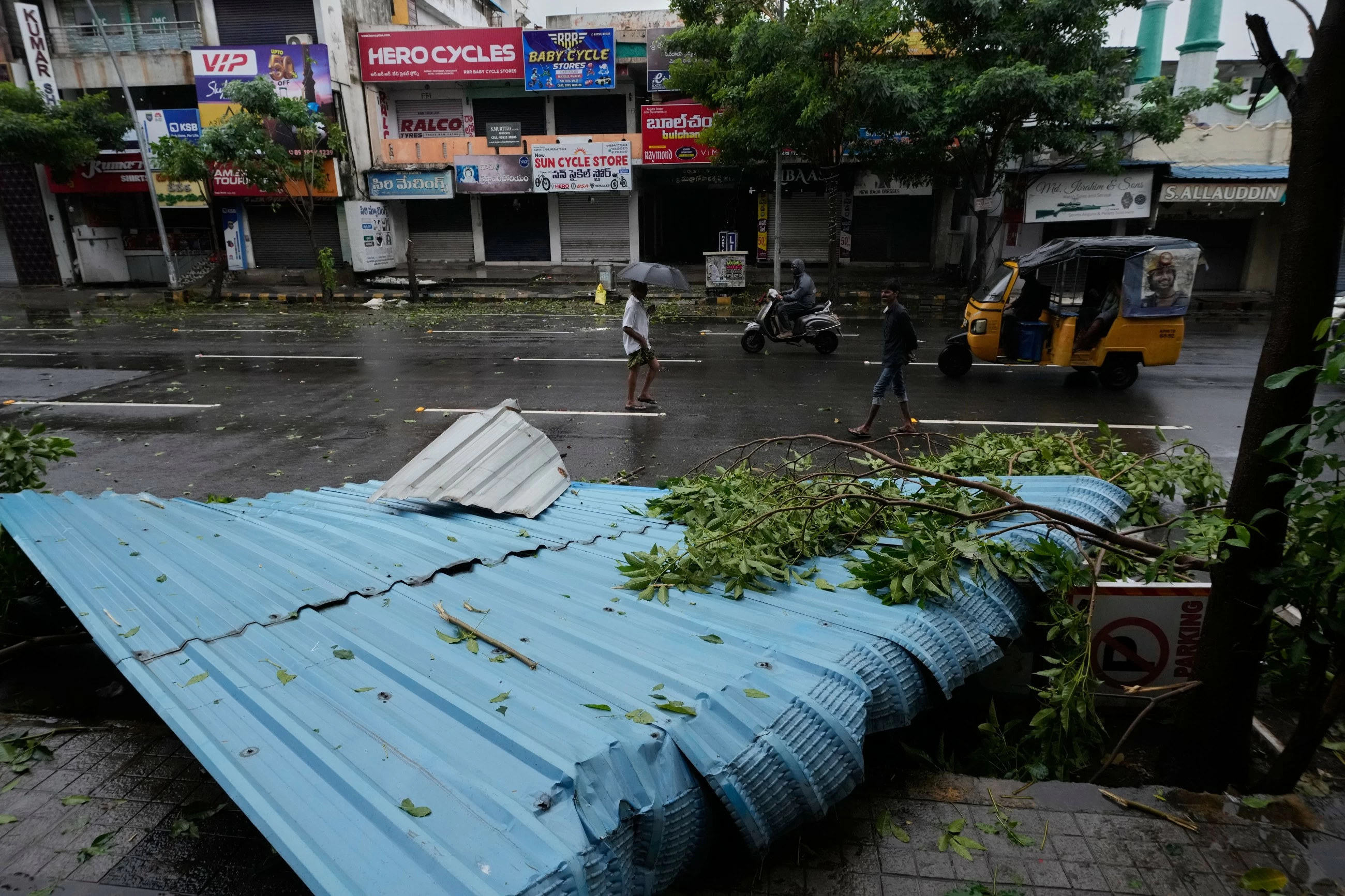 India evacuates tens of thousands as cyclone Arnab hits Andhra Pradesh state