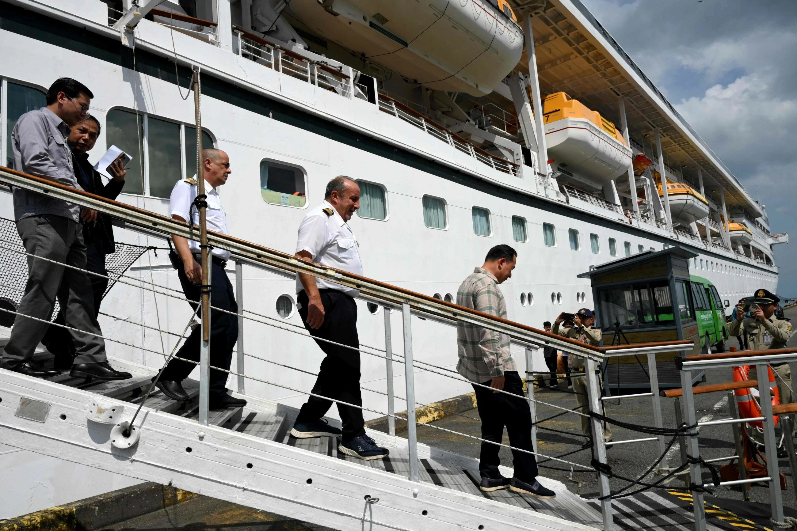 US cruise ship suspends global voyage due to fuel costs, stranding 200 passengers